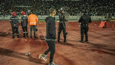 عاجل.. جماهير الرجاء نهاجم لاعبي الأهلي أثناء الإحماء