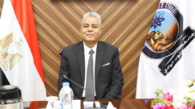 رئيس جامعة جنوب الوادي يهنئ 