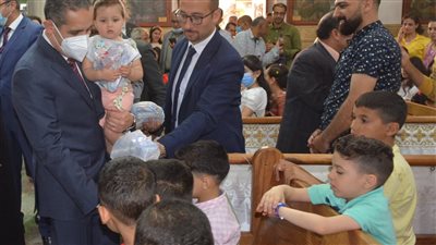 محافظ الغربية يزور مطرانية طنطا ويوزع الهدايا على الأطفال (صور)