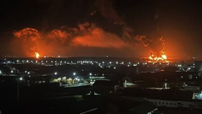 اندلاع حريق هائل في مستودع لتخزين النفط في بريانسك الروسية