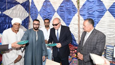 محافظ قنا يجرى جولة ميدانية بمدينة قفط ويفاجئ أسواق بيع السلع 