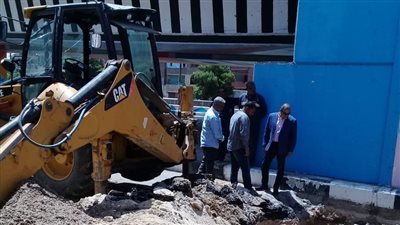 السكرتير المساعد يتابع أعمال إصلاح الكسر المفاجئ بخط طرد صرف صحي المعنا