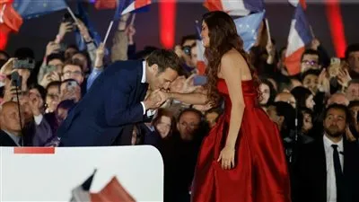 حكاية فرح الديباني التي قبل ماكرون يديها: كرمت من السيسي (صور)