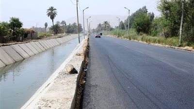 بتكلفة 2 مليون جنيه.. رصف طريق الحواويش بسوهاج