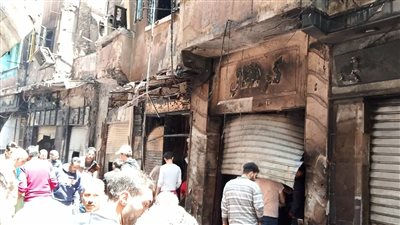 خسائر بالملايين.. تفحم 3 عقارات و10 محلات في حريق المنشية بالإسكندرية (صور)
