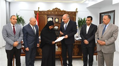 تسليم عقدي عمل لنجل وزوجة شهيديّ الواجب بشركة مياه شرب قنا