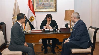 وزيرة الثقافة تجتمع برئيس قصور الثقافة ومدير قصر السينما لوضع اللمسات النهائية لاطلاق مشروع سينما الشعب.. سينما النهاردة.. بأسعار زمان