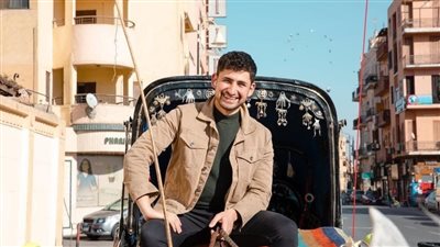 أمير المصري في أولى تجارب القفز من الطائرة في 