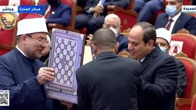وزير الأوقاف يقدم هدية تذكارية للرئيس السيسي باحتفالية ليلة القدر