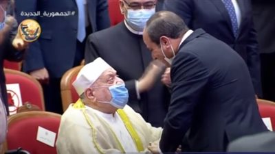 السيسي يقبل رأس أحمد عمر هاشم (فيديو)