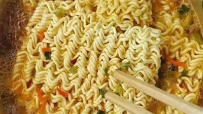 هل يسبب الإندومي الوفاة؟.. أستاذ الجهاز الهضمي يُجيب 