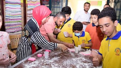 مركز الحرف اليدوية بجامعة سوهاج ينظم ورشة عمل تدريبية لطلاب المدارس