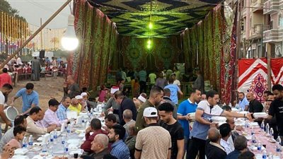 مسلمون وأقباط يزينون شوارع المنيا بأضخم مادة إفطار في قرية الشيخ حسين (فيديو)