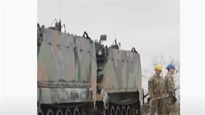 شاهد.. تجهيز ناقلات جنود مصفحة أمريكية لإرسالها إلى أوكرانيا