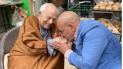 محمد لطفي يُقبل يد الفنان رشوان توفيق