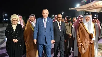 مستشار الملك سلمان يستقبل أرودغان في مطار جدة