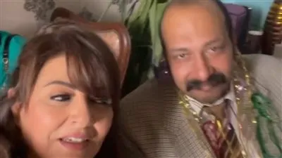 بهذه الطريقة.. هالة صدقي تداعب محمد ثروت في كواليس 