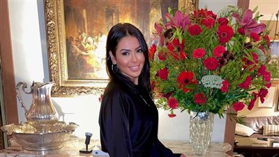 بالأسود.. لقاء الخميسي تخطف الأنظار في أحدث ظهور لها