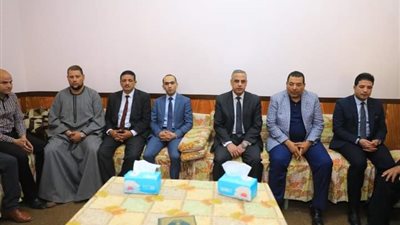 محافظ سوهاج يؤدي واجب العزاء في وفاة عضو إدارة التفتيش بديوان المحافظة