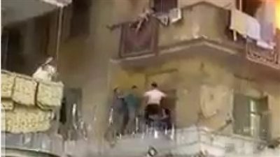 الأهالي ينقذون طفلا بعد اشتعال النيران في شقة أسرته بالإسكندرية