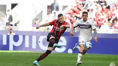 ميلان يعبر عقبة فيورنتينا بشق الأنفس ويحافظ على صدارة الكالتشيو