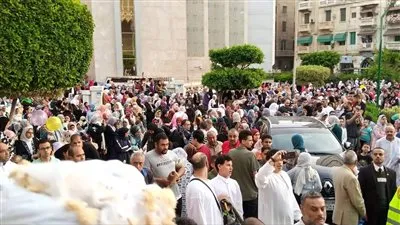 الآلاف يؤدون صلاة العيد في الساحة الشعبية بمسجد أبوالعباس بالإسكندرية