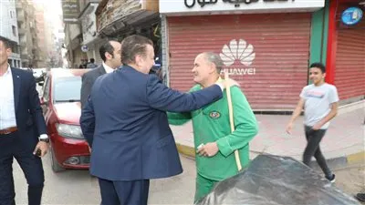  محافظ المنوفية يوزع العيدية على عمال النظافة بالشوارع.. ويهنئ الأهالي بعيد الفطر المبارك