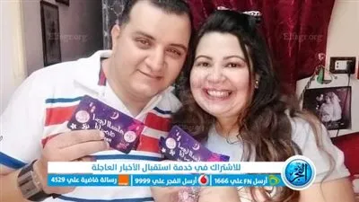 زوجان قبطيان بالفيوم يوزعان هدايا وشوكولاتة وكروت معايدة فى عيد الفطر 