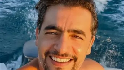 هاني سلامة ينشر صورة من عطلته الصيفية