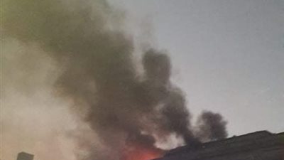 بالصور.. السيطرة على حريق هائل داخل عقار بالموسكي