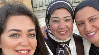 هبة مجدى تنشر صور لها مع أصدقاء الطفولة