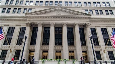 أستاذ اقتصاد تكشف تداعيات رفع سعر الفائدة بأمريكا على دول العالم (فيديو)