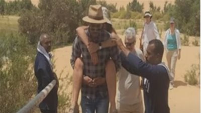 مرشد سياحي يكشف تفاصيل حمله سائحة على ظهره لإنقاذها من ضربة شمس (فيديو)