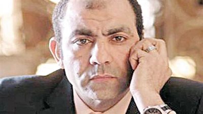 نقل والد الفنان محسن منصور إلى المستشفى بعد إصابته بوعكة صحية