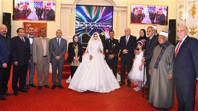 محافظ قنا وكيلا لعرائس من فتيات 