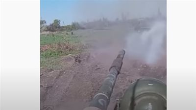 شاهد.. لحظة مهاجمة دبابات روسية لمواقع عسكرية أوكرانية