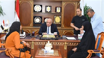 عقب عطلة عيد الفطر.. محافظ قنا يستقبل المواطنين بمكتبه لبحث شكواهم