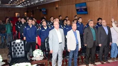 محافظ بورسعيد يبدأ لقاءه مع لاعبي المصري بالوقوف دقيقة حداد على أرواح شهداء سيناء