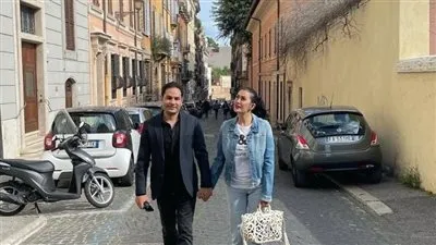 برفقة زوجها.. غادة عبد الرازق تتجول في شوارع روما