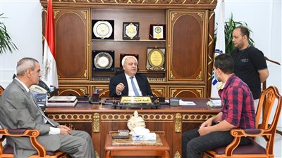 محافظ قنا يواصل استقبال المواطنين بمكتبه لبحث شكواهم