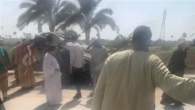 مصرع وإصابة 3 أشخاص في حادث انقلاب سيارة بطريق أطفيح 