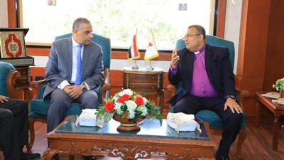 محافظ سوهاج يستقبل القس 