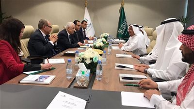 وزير التعليم يناقش في الرياض بناء المناهج الجديدة متعددة التخصصات والمعتمدة 