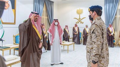 أمير الحدود الشمالية يعقد جلسة مسائية بحضور قادة الحكومة وشيوخ القبائل 