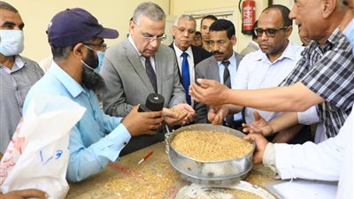 محافظ سوهاج يتفقد عملية توريد الأقماح بصوامع مطاحن مصر العليا بأولاد نصير
