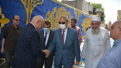 محافظ القليوبية يشهد توزيع أجهزة عرائس على 6 فتيات من الأيتام (صور)