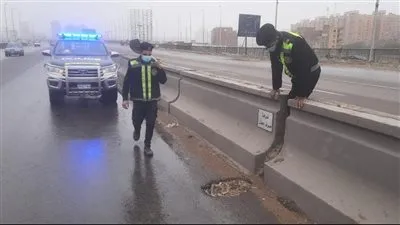 اصطدام سيارة بعامود إنارة يتسبب في كثافات مرورية بمحور 26 يوليو بالجيزة