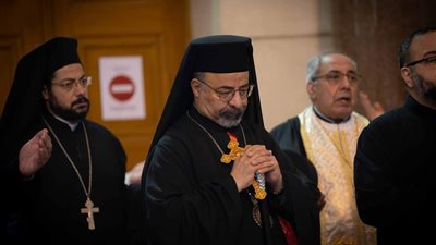 بطريرك الأقباط الكاثوليك يشارك في قداس وجنازة الأب ستيفن لبط
