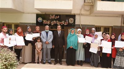 جامعة سوهاج تكرم 19 طالبا من الفئات الخاصة لاجتيازهم دورة 