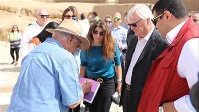 حواس يشرح كيفيه بناء الأهرامات للمهندس الشهير أدريان سميث